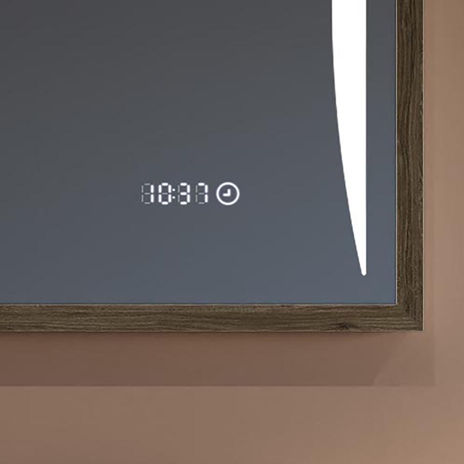 Met onze spiegel loopt u nooit meer het risico van te laat zijn! De klok met LED-display zorgt ervoor dat u de tijd kan bijhouden tijdens uw dagelijkse routine. Afmeting op de spiegelruit: 7 cm x 1,5 cm. De aanraakklok wordt onafhankelijk van de spiegelverlichting verlicht. De klok heeft een extra permanente stroomvoorziening nodig.